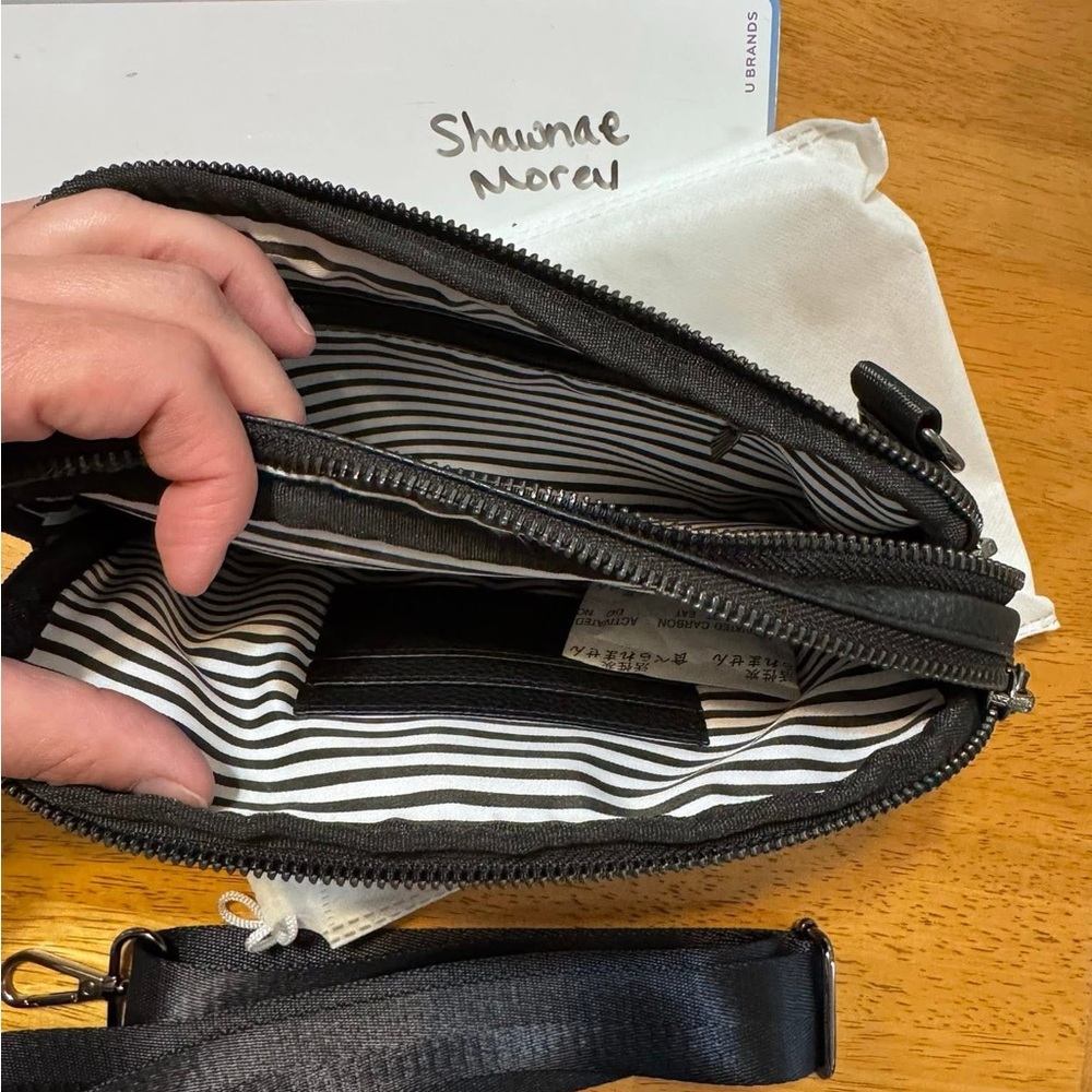 Black vegan Leather Crossbody Bag - Picture 2 of 2